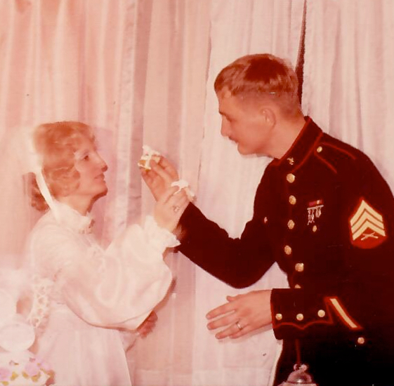 Cake in hand, duplicate wedding in Hawaii